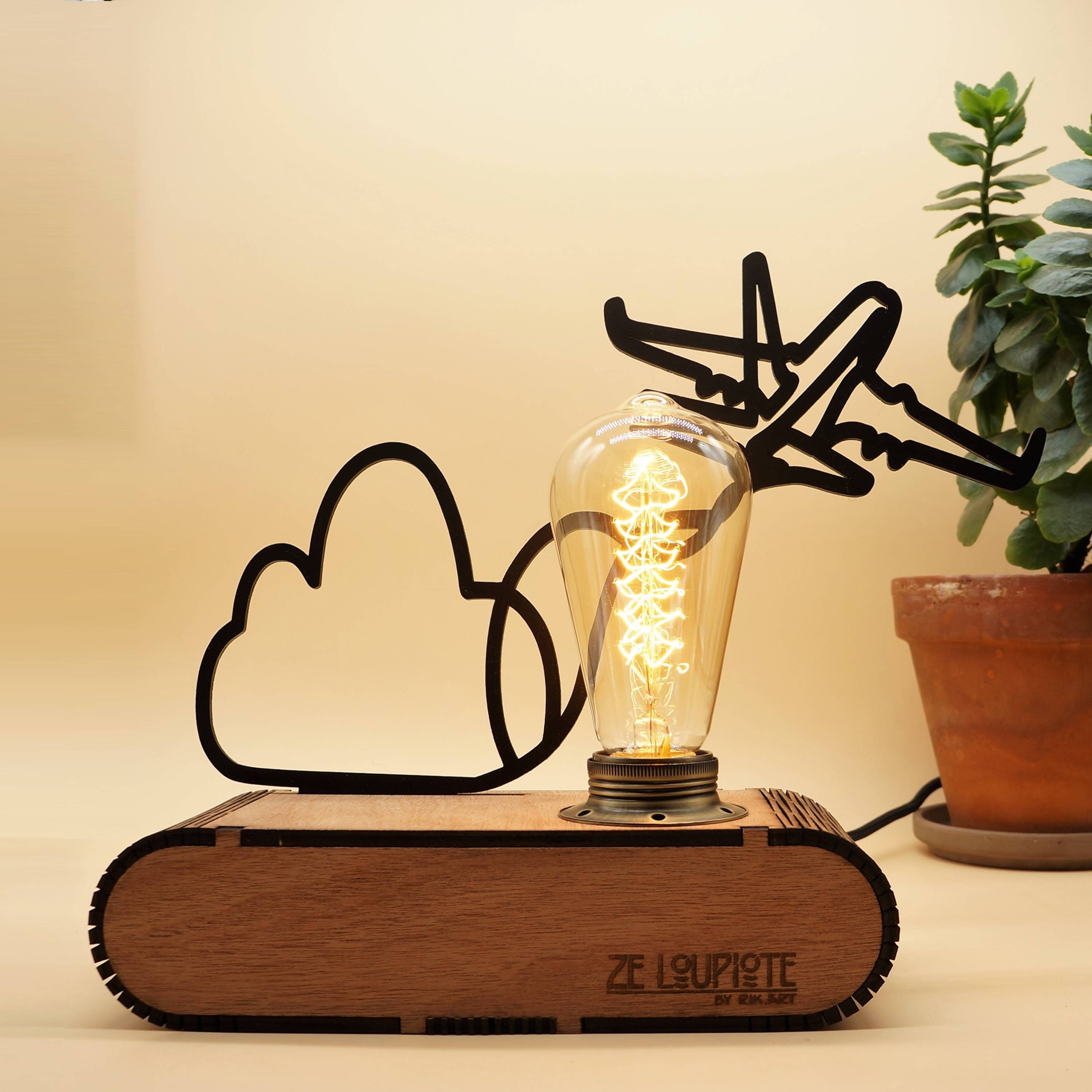 Lampe à Poser en Bois, Ze Loupiotedesign Modèle Avion Dans Les Airs.