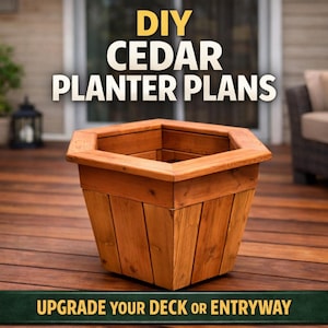 Può includere: Una fioriera in cedro fatta a mano con una parte superiore ottagonale e un design affusolato. La fioriera è realizzata in legno naturale ed è esposta su un ponte di legno. Il testo sull'immagine recita "DIY CEDAR PLANTER PLANS" e "UPGRADE YOUR DECK OR ENTRYWAY."