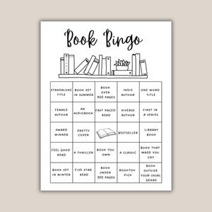 Könnte beinhalten: Eine schwarz-weiße "Book Bingo" Spielkarte mit einer Bücherregal-Illustration. Die Karte enthält Lese-Herausforderungen wie "Einzelner Titel", "Buch im Sommer" und "Ausgezeichnet", für Leseratten.