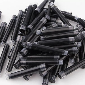 Pu&ograve; includere: Un mucchio di cartucce d'inchiostro nero per penne stilografiche. Le cartucce sono in plastica trasparente con un serbatoio d'inchiostro nero.