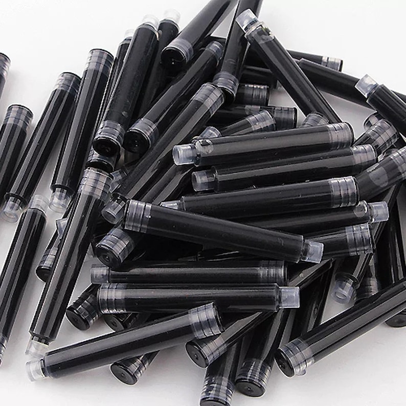 Pu&ograve; includere: Un mucchio di cartucce d'inchiostro nero per penne stilografiche. Le cartucce sono in plastica trasparente con un serbatoio d'inchiostro nero.