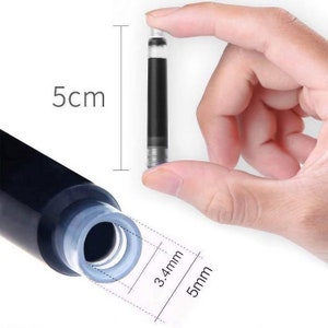 Pu&ograve; includere: Una cartuccia d'inchiostro nera per penna stilografica. La cartuccia &egrave; lunga 5 cm e ha un diametro di 5 mm. La cartuccia &egrave; mostrata accanto a un righello.