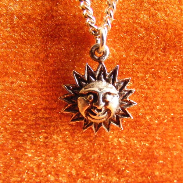 Collier vintage en argent sterling avec un pendentif Smiling Sun en argent sterling