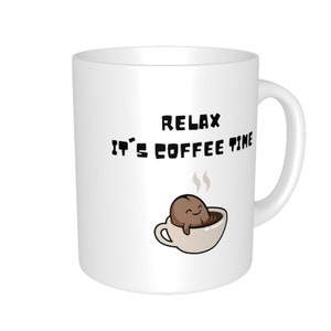 Könnte beinhalten: Weiße Keramik-Kaffeetasse mit einer schwarz-weißen Grafik, auf der "Relax it's coffee time" steht. Eine Comic-Kaffeebohne mit einem lächelnden Gesicht schwimmt in einer Tasse Kaffee.