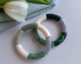 Bracelet jonc élastique en perles tubes incurvés acrylique vert et glitter argenté