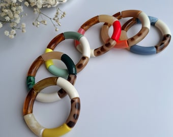 Bracelet jonc élastique en perles tubes incurvés acrylique