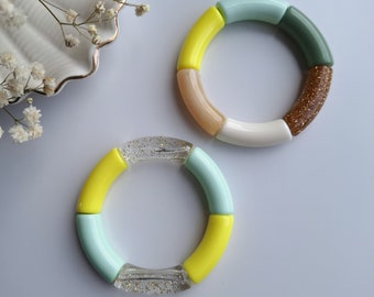 Bracelet jonc élastique en perles tubes incurvés en acrylique