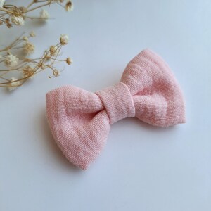 Noeud en gaze de coton sur barrette . Barrette pour bébé ou petite fille. image 6