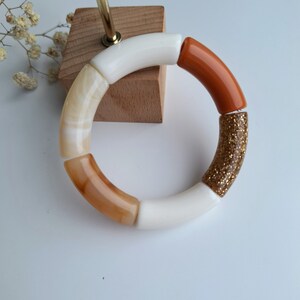 Bracelet jonc élastique en perles tubes incurvés acrylique Ambre/moka