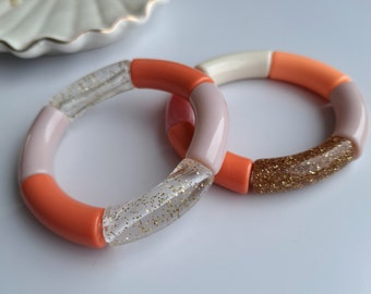 Bracelet jonc élastique en perles tubes incurvés acrylique orange et glitter doré