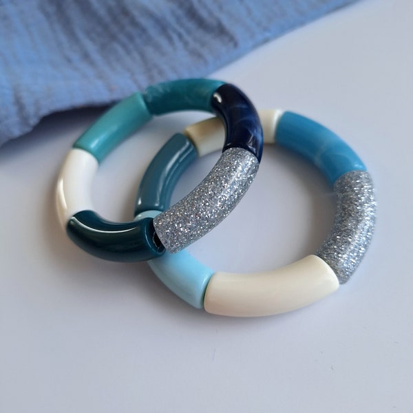 Bracelet jonc élastique en perles tubes incurvés acrylique bleu et glitter argenté