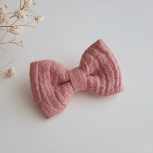 Noeud en gaze de coton sur barrette . Barrette pour bébé ou petite fille. image 4