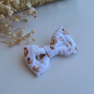 Noeud en gaze de coton sur barrette . Barrette pour bébé ou petite fille. image 2