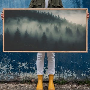 Bosque de pinos envuelto en niebla, arte forestal canadiense, lienzo enmarcado, decoración de casa de campo, paisaje de bosque brumoso