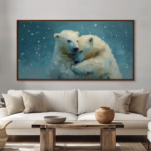 Può includere: Una stampa artistica su tela incorniciata raffigura due orsi polari che si abbracciano in una scena innevata. L'opera d'arte presenta una tavolozza di blu, bianchi e marroni, creando un'immagine serena. Gli orsi sono il punto focale, su uno sfondo morbido.
