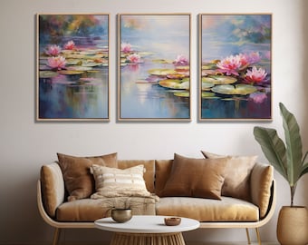 Könnte beinhalten: Drei gerahmte Bilder von rosa Seerosen auf einem See. Die Bilder befinden sich in einem Wohnzimmer mit einer braunen Couch und einem Holztisch.