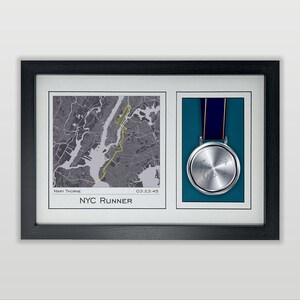New York Route Map Laptop Map & Medaillen-Messing-Rahmen: Geschenk für New York-Marathonläufer Druck aus Ihren Laufdaten
