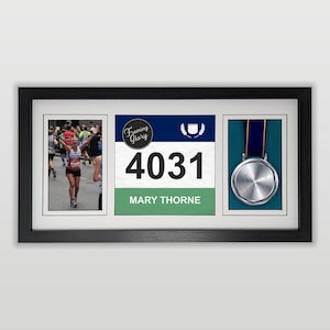 Könnte beinhalten: Eine schwarz gerahmte Präsentation mit einem Foto eines Marathonläufers, einer Startnummer und einer Medaille. Die Startnummer zeigt die Nummer 4031 und den Namen MARY THORNE. Die Medaille ist silberfarben mit einem blauen Band. Das Foto zeigt einen Läufer, der die Ziellinie überquert.