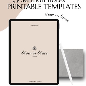 Könnte beinhalten: Digitaler Download von 5 druckbaren Vorlagen für Predigtnotizen. Das Tablet zeigt "Grow in Grace" mit einer Bienenillustration. Ein weißer Stift und ein grauer Block befinden sich neben dem Tablet. Der Text "Sofort-Download" und "Druckbare Vorlagen" sind ebenfalls sichtbar.