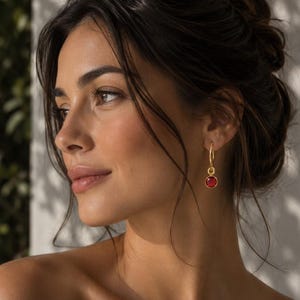 Pendientes curvos de oro de 14 quilates con rubí – Joyería artesanal con la piedra natal de julio