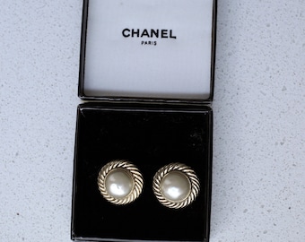 Chanel Vintage Goldtone und Faux Pearl Ohrclips
