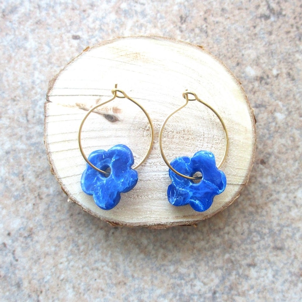 boucle d’oreille créole fleur bleue effet pierre, acier inox doré,  bijou fantaisie français en exemplaire unique