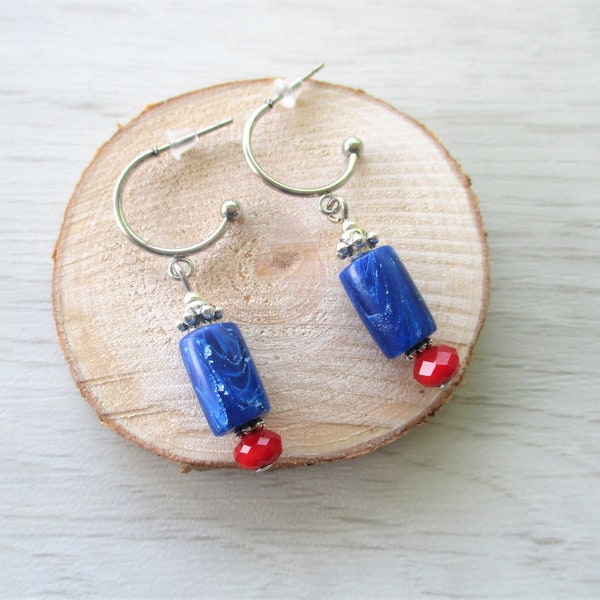 boucles d'oreilles demi créoles en acier inox argenté, perle cylindrique effet pierre bleu cobalt, bijou créateur français, modèle unique