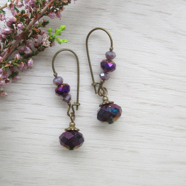 boucles d’oreilles violet et lilas Art nouveau / grand crochet bronze et perles en verre  / bijou vintage artisanal unique/cadeau pour femme