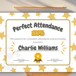 以下が含まれることがあります： 金色の星の縁取りがある白い証明書。Perfect Attendance 100%、Awarded to Charlie Williamsの文字が記載されています。金メダルのアイコン、Mrs Roseの署名欄、15/10/2024の日付があり、上部には鉛筆が置かれています。