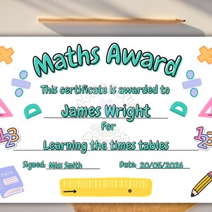 Pode incluir: Certificado colorido "Maths Award" com texto turquesa. Atribuído a "James Wright" por "Learning the times tables". Inclui símbolos matemáticos e ilustração de lápis. Assinado por "Miss Smith" com data de 20/05/2026.