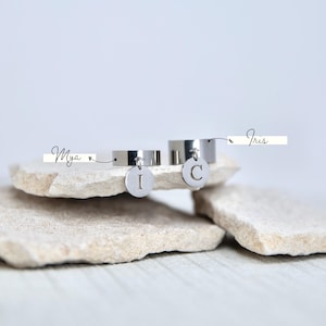 Anillo Mya / Iris - Anillo ajustable de acero inoxidable plateado con borla de letra personalizable de 12 mm
