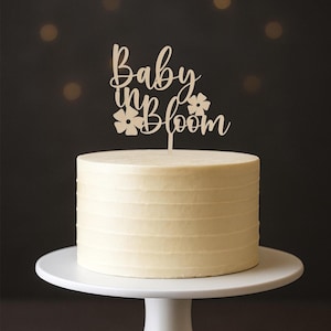 Spersonalizowana ozdoba na tort „Baby in Bloom”: kwiatowy element dekoracyjny na baby shower