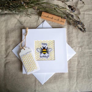 Carte d'anniversaire cousue sur le thème des abeilles et une étiquette - carte d'anniversaire avec une étiquette - carte d'anniversaire au point de croix design abeille - carte au point fait main