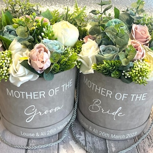 Regalo para la madre de la novia, regalo de boda para la madre del novio, regalo de caja de sombreros con flores, regalo de dama de honor, arreglo floral artificial