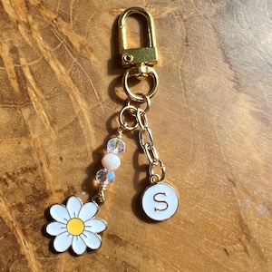 Personalised Daisy Bag Charm, Flower and Initial Keychain, Cute Purse Charms, Cottagecore Keyring, Personalised Gift for friend