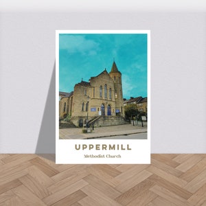 Puede incluir: Una fotografía de estilo vintage de una iglesia de piedra con un alto campanario contra un cielo azul brillante. La iglesia se llama "Uppermill Methodist Church".