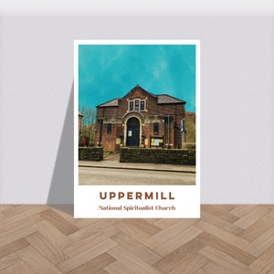 Puede incluir: Un edificio de ladrillo con un cielo azul de fondo. El edificio tiene un letrero que dice "Uppermill National Spiritualist Church".