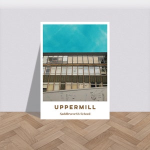 Puede incluir: Un póster con una foto de un edificio con muchas ventanas contra un cielo azul brillante. El texto "UPPERMILL Saddleworth School" está en la parte inferior del póster.