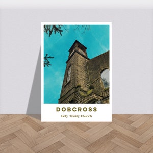 Puede incluir: Una postal vintage con una foto de la Iglesia de la Santísima Trinidad en Dobcross, Inglaterra. La iglesia es un edificio de piedra con una torre alta y una esfera del reloj. El cielo es azul brillante.