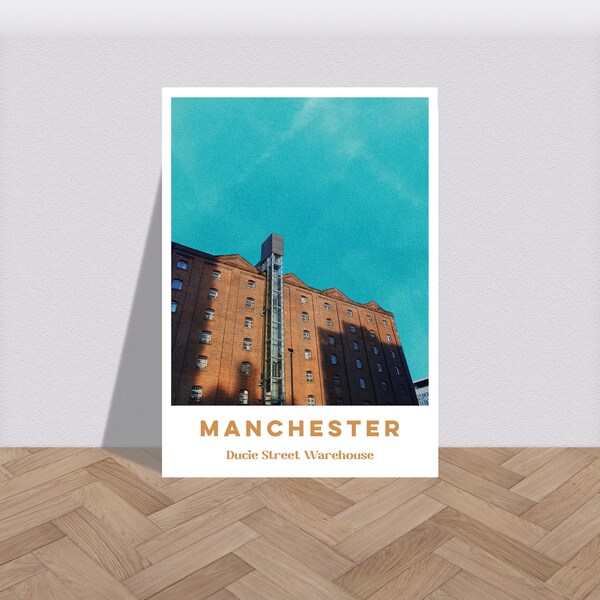 Ducie StreetWarehouse Manchester Blue Sky Druck - Grafisches Urban Skyline Poster, Bunte Grobkörnige Wandkunst, Bold Travel Kunstwerk Foto A6 A2