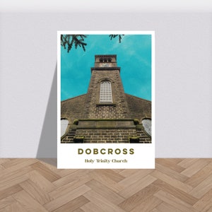 Puede incluir: Una postal vintage con una foto de la Iglesia de la Santísima Trinidad en Dobcross, Inglaterra. La iglesia es un edificio de ladrillo con una torre alta y una esfera del reloj. El cielo es azul brillante.