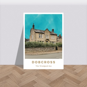 Puede incluir: Una postal vintage con una foto de un edificio de piedra con un cielo azul de fondo. El texto de la postal dice "DOBCROSS The Woolpack Inn".