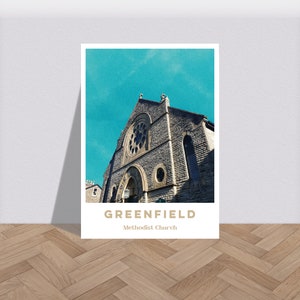 Puede incluir: Un póster de estilo vintage con una fotografía de una iglesia de piedra con una gran ventana redonda. El póster tiene un fondo azul turquesa y el texto "GREENFIELD Methodist Church" en una fuente dorada.