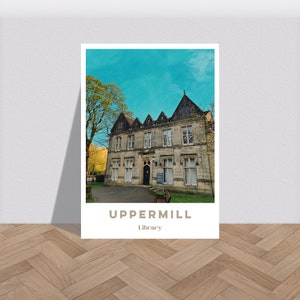 Puede incluir: Un edificio de piedra antiguo con un cielo azul de fondo. El edificio tiene una gran puerta principal y muchas ventanas. El texto "UPPERMILL Library" está impreso debajo de la imagen.