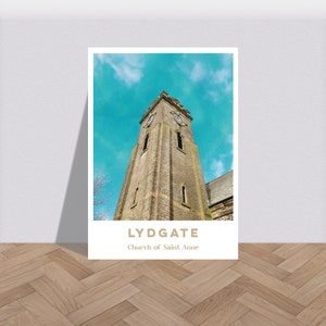 Puede incluir: Una postal de estilo vintage con una fotografía de una alta iglesia de piedra con una torre del reloj contra un cielo azul brillante. El texto "LYDGATE Church of Saint Anne" está impreso en la parte inferior de la postal.