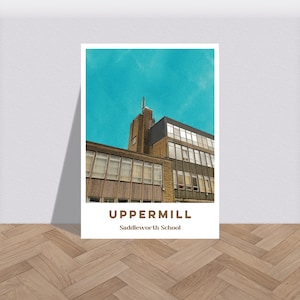 Saddleworth School Uppermill Blue Sky Print - Grafisch Dorp Poster, Kleurrijke Gritty Wall Art, Bold Travel Artwork Foto A6 - A2