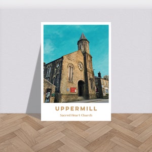 Puede incluir: Una postal vintage con una foto de la Iglesia del Sagrado Corazón en Uppermill, Inglaterra. La iglesia es un edificio de piedra con una alta aguja y una torre del reloj. La postal está impresa en marrón y blanco.