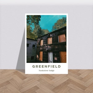 Puede incluir: Un edificio de piedra vintage con ventanas tapiadas y una puerta de madera. El edificio está rodeado de árboles y el cielo es azul. El texto "GREENFIELD" y "Nooksteer lodge" está impreso debajo de la imagen.