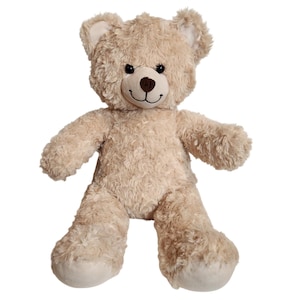 Op de afbeelding: Een zachte teddybeer met een lichtbruine, harige vachttextuur. De beer heeft een donkerbruine neus, zwarte ogen en een gestikte glimlach. De oren en poten zijn een lichtere tint bruin.