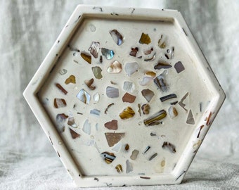 Jesmonite I Hexagon with shell - Terrazzo